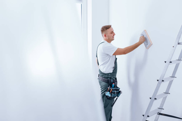 Painter smoothing the wall - Foto, Imagem