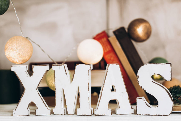 Большие белые буквы XMAS на полке. Концепция Рождества и Нового года
 - Фото, изображение