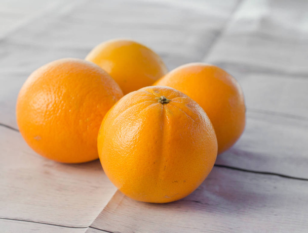 Nahaufnahme von Orangen auf weißem Hintergrund - Foto, Bild