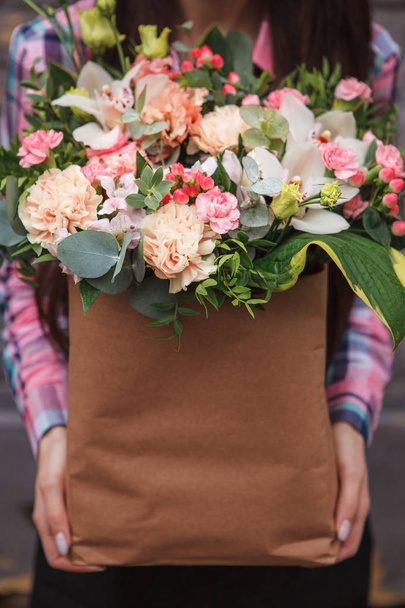 mains féminines tenant une boîte en papier avec des fleurs
 - Photo, image