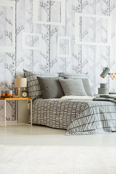 Patterned grey and white bedclothes - Foto, imagen