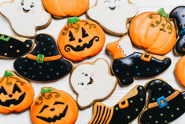 Смешные вкусные имбирные печенья на Хэллоуин на столе. горизонтальный вид сверху
 - Фото, изображение