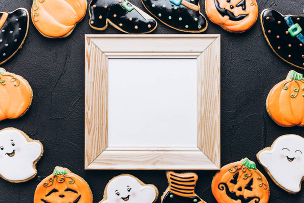 Galletas de jengibre deliciosas y divertidas para Halloween en la mesa. vista horizontal desde arriba
 - Foto, Imagen