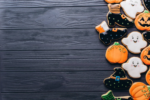 Galletas de jengibre deliciosas y divertidas para Halloween en la mesa. vista horizontal desde arriba
 - Foto, Imagen