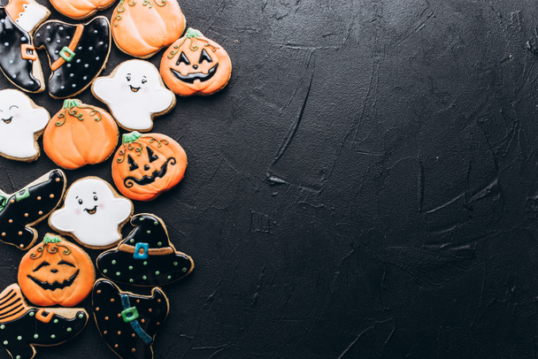 lustige leckere Ingwerkekse zu Halloween auf den Tisch. Horizontale Sicht von oben - Foto, Bild