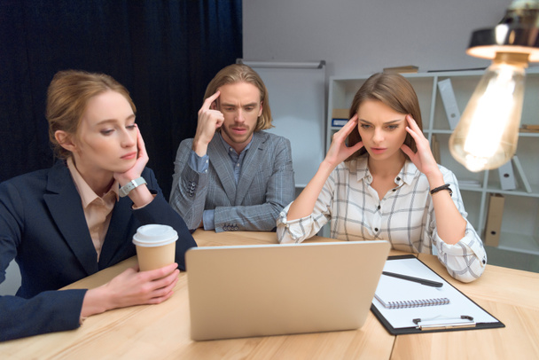 бизнес-команда имеет дискуссию, сидя за столом с ноутбуком
     - Фото, изображение