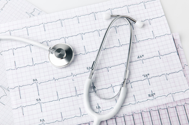 stetoscopio posato su carta con cardiogramma isolato su fondo bianco
     - Foto, immagini