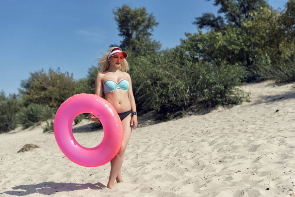 Mladá blond žena na pláži - Fotografie, Obrázek