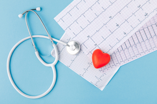 stéthoscope, cardiogramme et coeur rouge isolés sur fond bleu
   - Photo, image