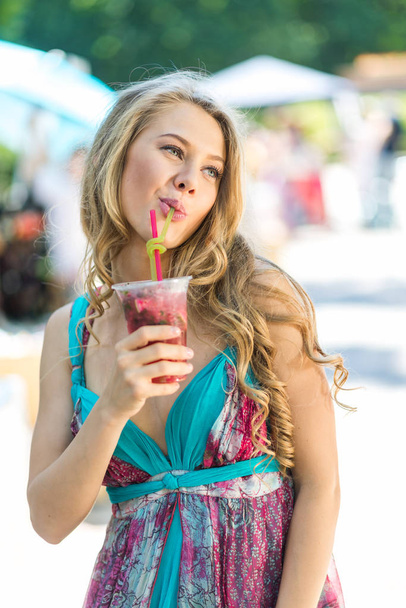 Beautiful blonde girl drinks juice - Foto, Imagem