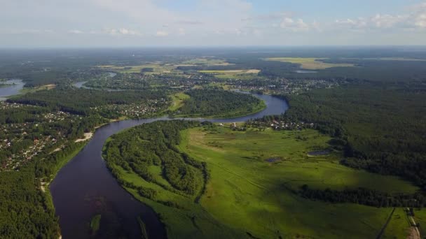 Gauja Nehri Letonya drenaj içine Baltık Denizi havadan dron üstten görünüm 4k Uhd video - Video, Çekim