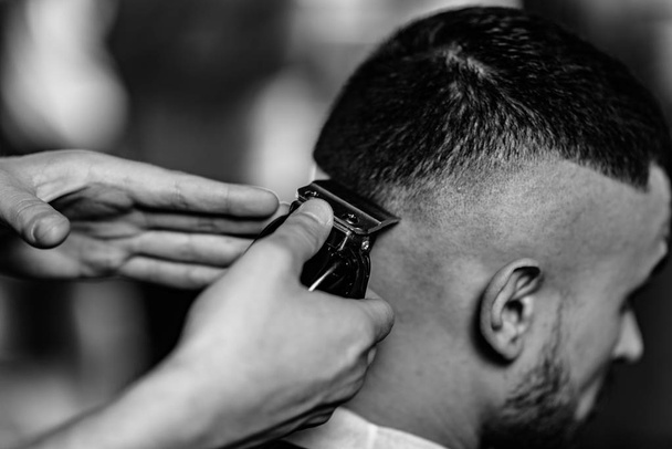 Hombre peinado en peluquería por peluquero
 - Foto, imagen