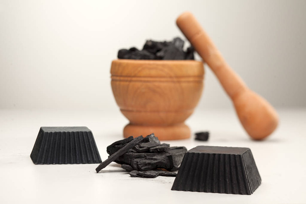 Dva ručně vyrobené černým uhlím mýdla na bílém pozadí - Fotografie, Obrázek