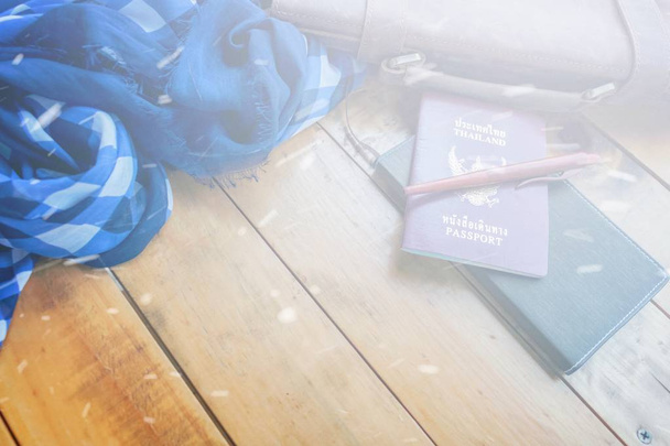 Lederen bruine tas paspoort en laptop met marineblauw ingecheckte sjaal. - Foto, afbeelding