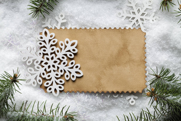 Boże Narodzenie tło - arkusz papieru, płatki śniegu i świerk drzewa o - Zdjęcie, obraz