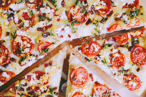  Pizza margherita s nádobím a zeleniny na břidlicové desky. Čerstvý pizza s rajčaty a bazalkou na Detailní tabulka.  - Fotografie, Obrázek