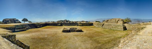 Панорамний вид та археологічних розкопок в Мексиці - Фото, зображення