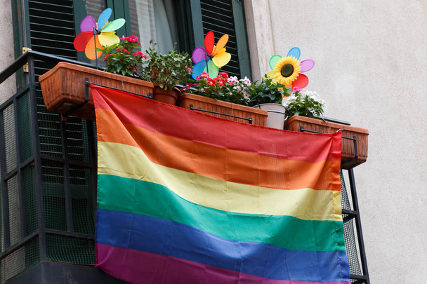 Banderas y colores durante el Día del Orgullo Gay en Madrid
 - Foto, Imagen