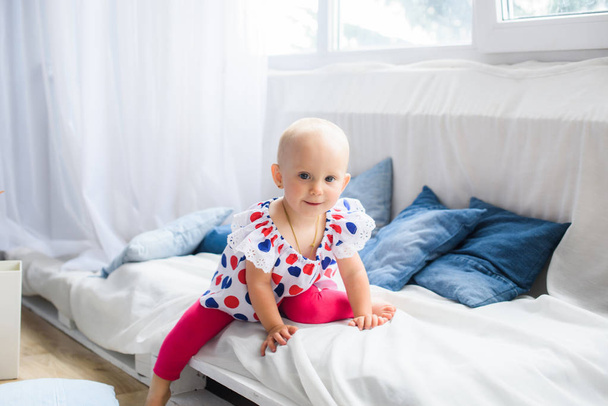 Egy szép smilling portréja kis baba lány otthon - Fotó, kép