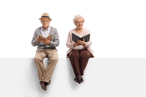 man and woman reading books - Foto, imagen