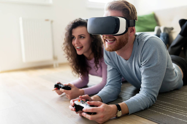  couple playing video games  - Photo, Image