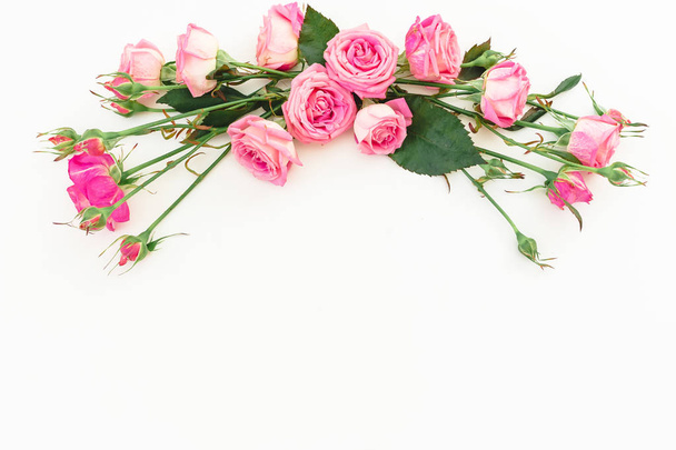 Rosas y hojas rosadas
 - Foto, imagen