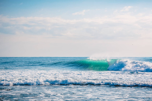 La vague océanique s'écrase. Vague de cristal à Bali
 - Photo, image