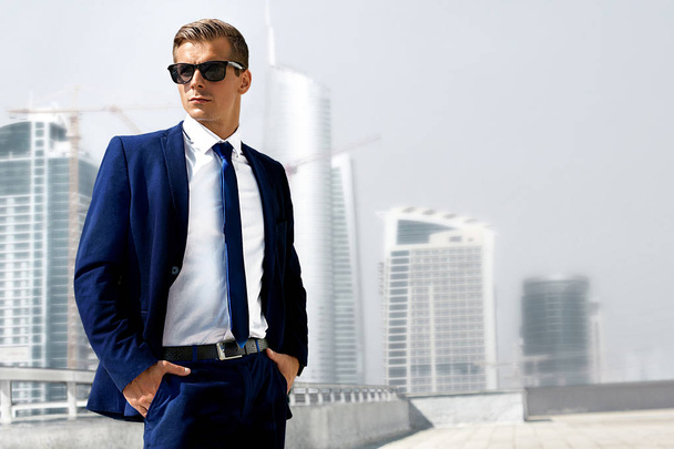 man in a suit against a background of skyscrapers - Foto, imagen
