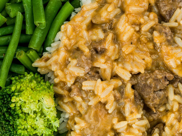 Stroganoff de carne com grãos longos arroz feijão verde e brócolis
 - Foto, Imagem