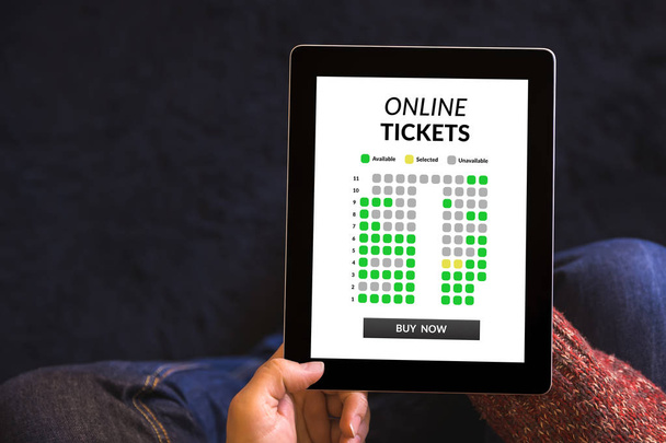 Tablet online bilet kavramı ile ekranda holding eller - Fotoğraf, Görsel