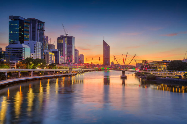 Brisbane. Obraz pejzaż panoramę Brisbane, Australia podczas dramatycznej sunrise. - Zdjęcie, obraz