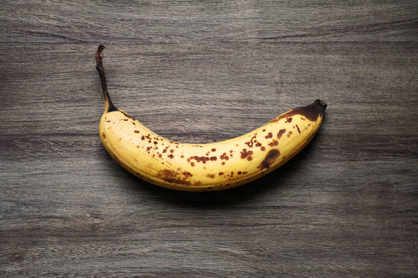 Ώριμη μπανάνα με καφέ κηλίδες - Φωτογραφία, εικόνα