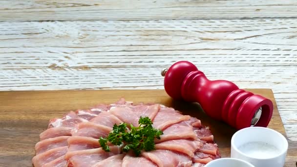 Scheiben frisches rohes Schweinefleisch auf Holzschneidebrett  - Filmmaterial, Video