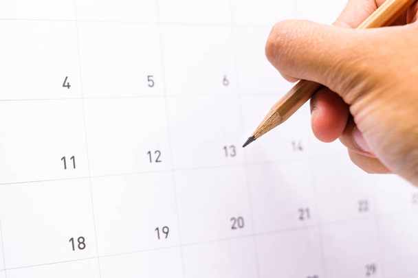 Рука тримає олівець для запису інформаційного призначення за календарем (список дій/подій 2018 року) для тла активності або текстури
. - Фото, зображення