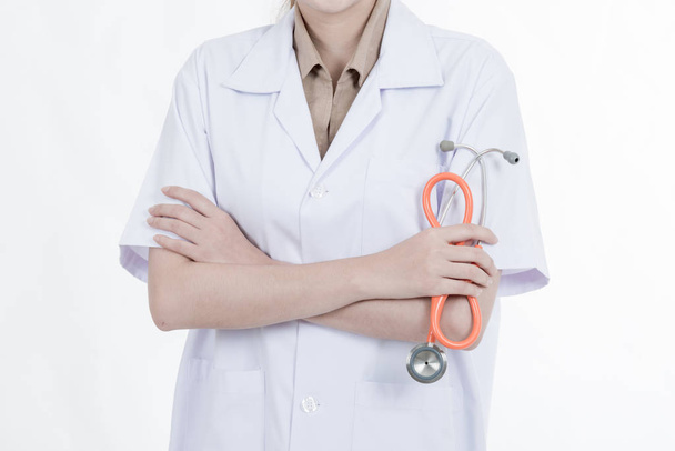 Professionele medische carrière concept. Jonge vrouwelijke arts met de stethoscoop, witte doek geïsoleerd in wit. - Foto, afbeelding