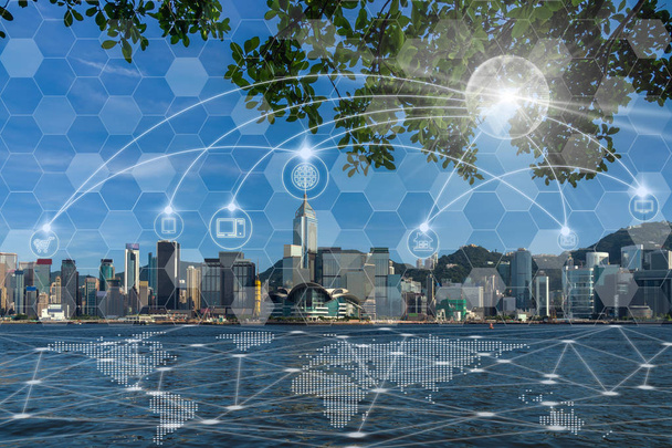Komunikační síť vícekanálového omni kanálu Hong Kong panoráma řeky stranou odpoledne s hladkým cloud Victoria Harbour, technologie Smart City s konceptem internetu věcí - Fotografie, Obrázek