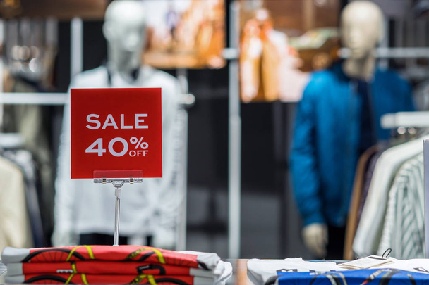 vente 40 % off mock up annoncer cadre d'affichage réglage sur la ligne de vêtements dans le magasin grand magasin
  - Photo, image