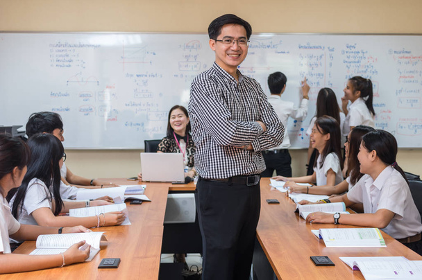 Portrét z asijských učitel stojící při dávat lekce skupiny vysokoškolských studentů ve třídě, koncepce vzdělávání univerzity - Fotografie, Obrázek