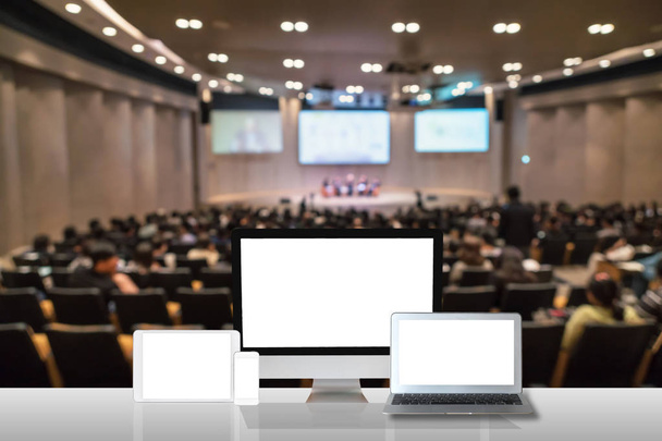 Компьютерные наборы шоу на белом столе над абстрактным размытым фото конференц-зал или конференц-зал с присутствующими фон, бизнес-технологии и концепции образования
 - Фото, изображение