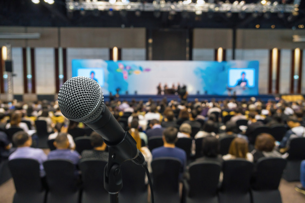Микрофон с размытой фотографией конференц-зала или конференц-зала на фоне участников, концепции бизнеса и образования
 - Фото, изображение