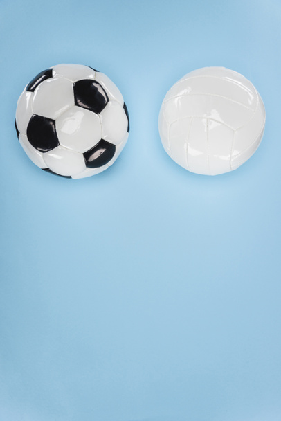 Pallot jalkapallo ja lentopallo eristetty sininen
 - Valokuva, kuva