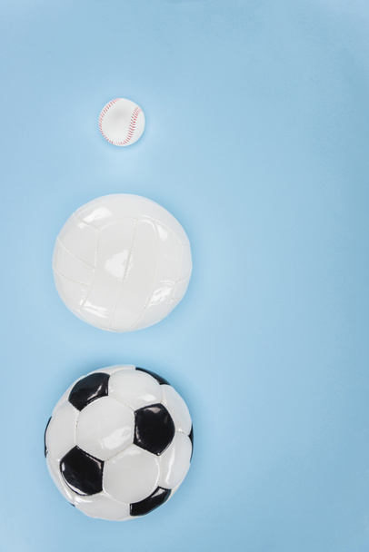 Bolas para béisbol, fútbol y voleibol aisladas en azul
 - Foto, Imagen