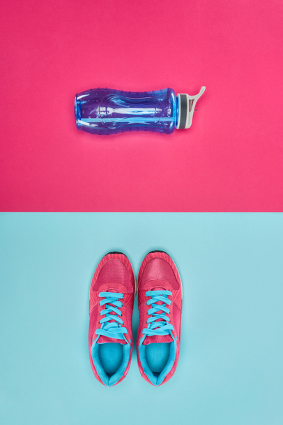 Équipement de sport avec chaussures et bouteille d'eau isolé sur rose et bleu
 - Photo, image