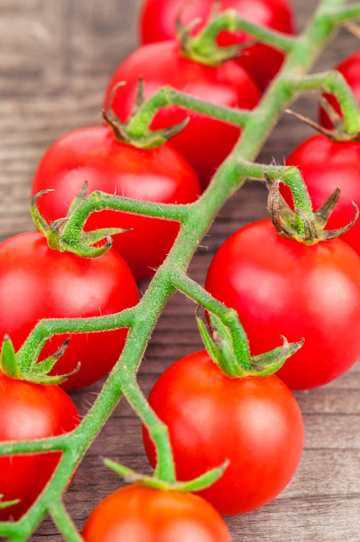 šťavnatá rajčata cherry větvička - Fotografie, Obrázek