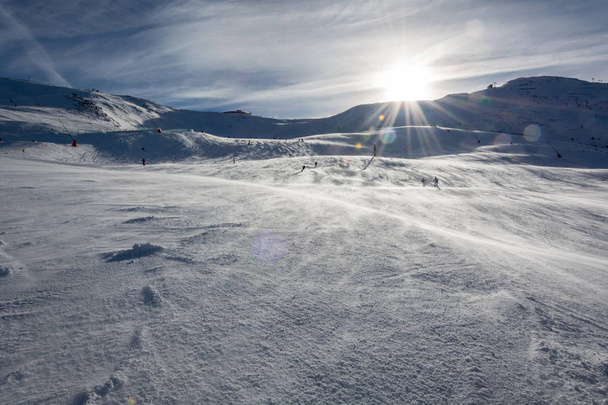Sun over a slope in the ski resort Serfaus Fiss Ladis in the Aut - 写真・画像