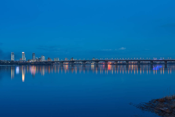 Blick auf die Patonbrücke in Kiev - Foto, Bild