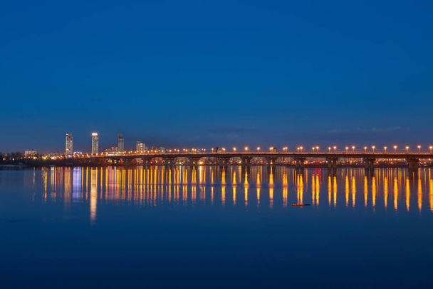 Näkymä Paton silta Kiovassa
 - Valokuva, kuva