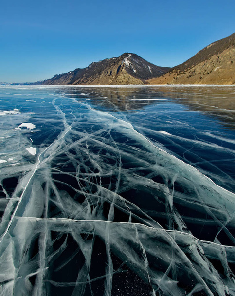 Russia. The Eastern Siberia. Amazing the transparency of the ice of lake Baikal due to the lack of snow and extreme cold in the winter. - Foto, afbeelding