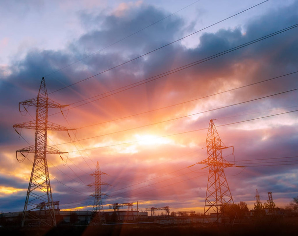 Pylônes et lignes électriques, au coucher du soleil
. - Photo, image