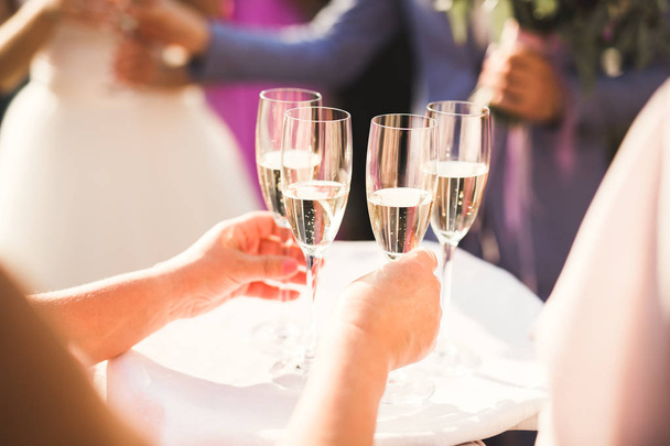 Kellner serviert Gläser mit Champagner auf Tablett - Foto, Bild